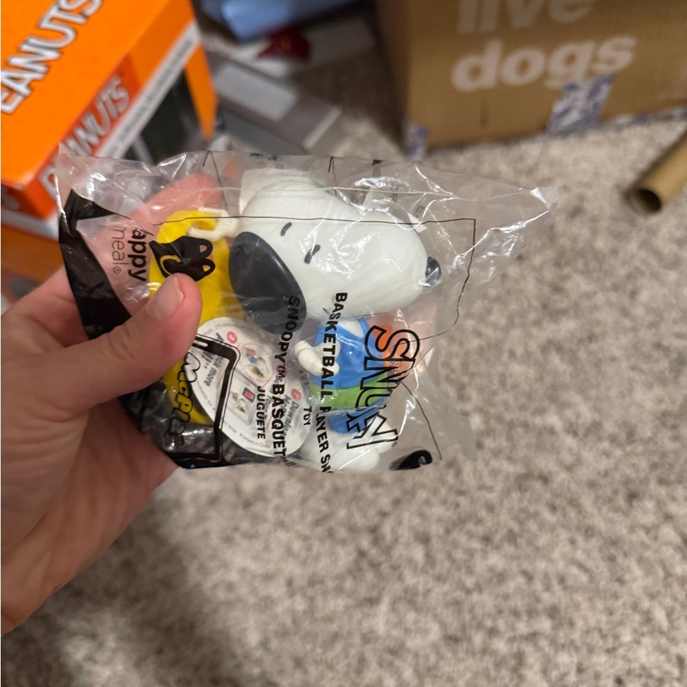 Snoopy peanuts Basketball McDonalds toy